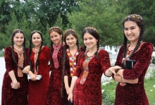 Женщины Туркмении к 8 марта получат по $11 